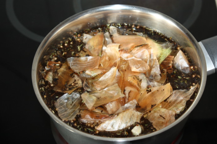 Domowa wędzona makrela ze skórką cebuli.  Jak na zimno marynować makrelę w skórce cebuli i herbacie