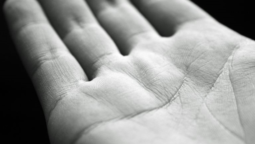 Co oznacza litera m w dłoni osoby.  Film o liniach na dłoni w formie litery „m”.  Linia życia to ta, która skręca się wokół podstawy kciuka i rozciąga się do samego nadgarstka.