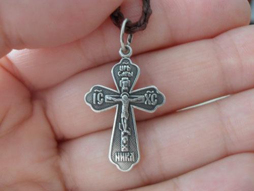 Можно ли носить крест отца. Можно ли носить чужой крестик. Символ христанской веры.