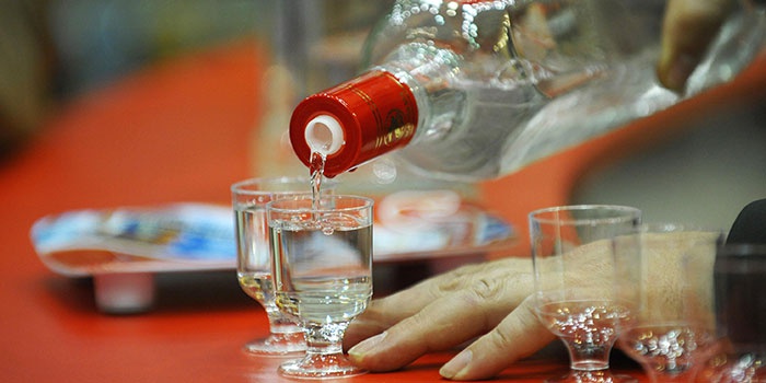 Почему пустая бутылка на столе плохая примета. Почему на стол нельзя ставить пустую бутылку: традиция или суеверие? Почему нельзя ставить пустые бутылки на стол.
