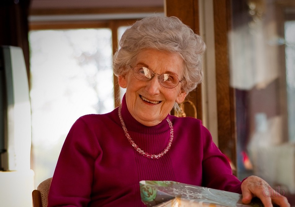 Что можно подарить бабушке сделанное своими руками. Делаем праздничную открытку для любимой бабули. Букет из клубков пряжи.