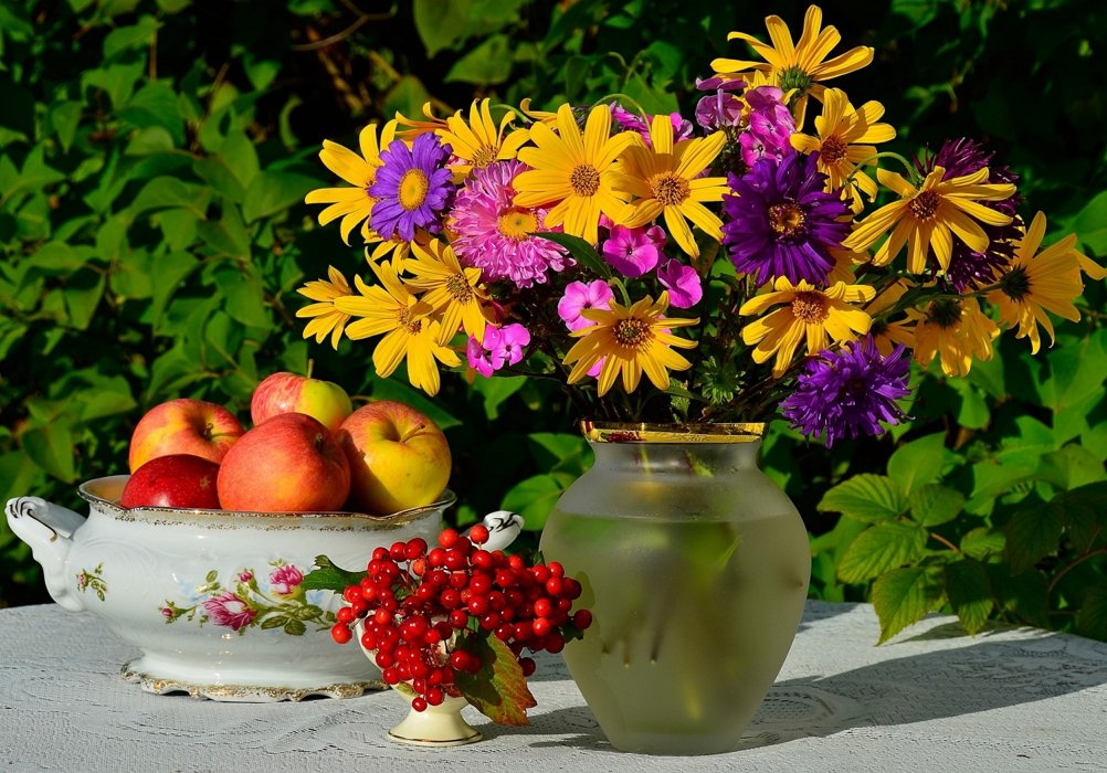 Осенние композиции цветов в садик конкурс. Вазы с декоративной насыпкой для букетов. Букеты из осенних листьев
