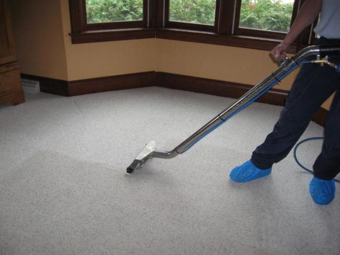 Jak czyścić dywan skrobią i sodą.  Jak czyścić dywan w domu: skuteczne sposoby, przydatne wskazówki.  Jak czyścić dywan w domu: środki chemiczne i mechaniczne.